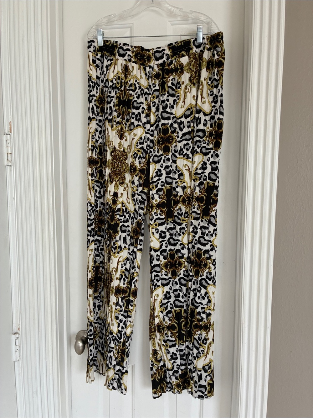Women’s Pleated Wide-Leg Pants in Black, White & Gold